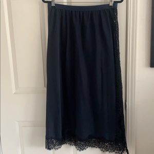 Halogen slip skirt